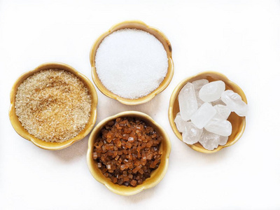 老木背竹碗中的白砂糖和紅糖